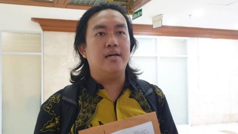 Andrie Yunus, Kantaflash, Kontras