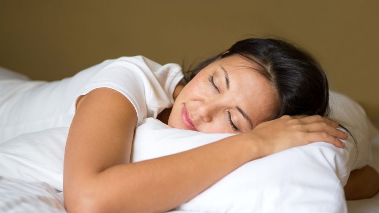 3 Kebiasaan Tidur Ini Bisa Perpanjang Usia Perempuan hingga 2,4 Tahun!