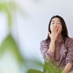 Sering Menguap Padahal Sudah Cukup Tidur? Ini 5 Penyebab yang Perlu Diwaspadai