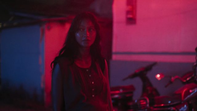 Gambar 1. Perempuan berjalan di pemukiman gemerlap. Analisis Film Pangku