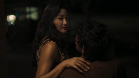 Gambar 5. Seorang perempuan dipangku oleh seorang laki-laki.