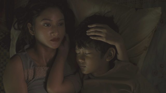 Gambar 6. Perempuan mengusap kepala anaknya yang sedang tidur. Film Pangku