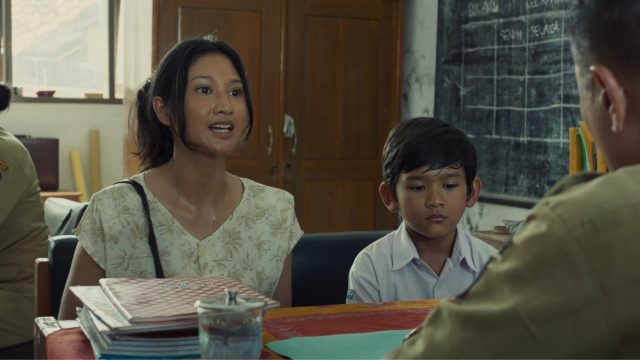 Gambar 7. Perempuan mendaftarkan anaknya sekolah. Film Pangku