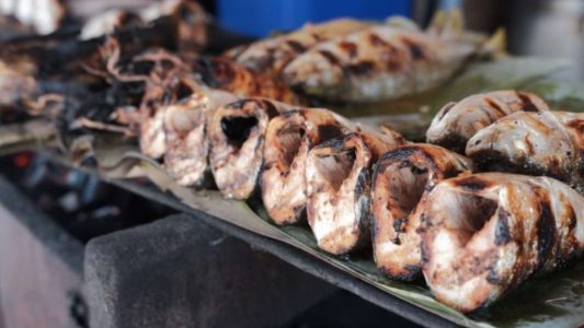 Kepala Ikan Bolu (Bandeng) Bakar Warung Pangkep Haji Saing. Sumber: MakassarLapar. Makassar