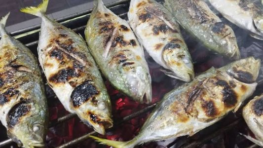 Memasak ikan bakar di Warung Pangkep (Asuhan H Mansyur S) Sop Saudara & Ikan Bakar Kantor Pos. Sumber: Google Maps Makassar