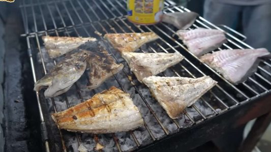 Suasana memasak ikan bakar di Rumah Makan Ikan Bakar Haji Harun. Sumber: tangkapan layar Youtube Dyodoran. Makassar