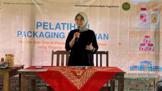 Kepala Dinas Perindustrian dan Perdagangan Provinsi DIY Yuna Pancawati memberikan paparan pelatihan kemasan produk di Sleman, Minggu (26/4/2026) Pelatihan UMKM, Kemasan Produk, UMKM DIY