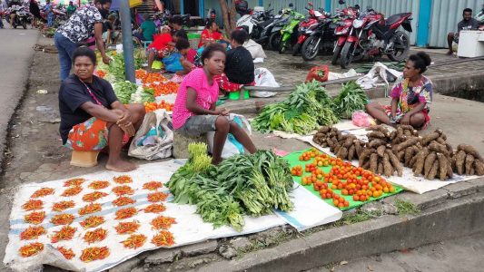 Deretan penjual buah dan sayur di Manokwari, Papua Barat. Sumber: Jubi.id/Hans Arnold Kapisa. Papua, Manokwari, Pasar Papua