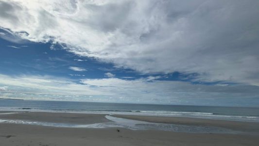 Suasana Pantai Amban, Manokwari. Sumber: Lukas Benevides. Papua, Pantai Amban