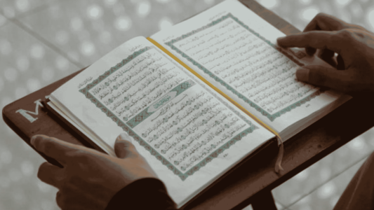 Seseorang sedang membaca Al-Quran. Sumber Unsplash. Alquran